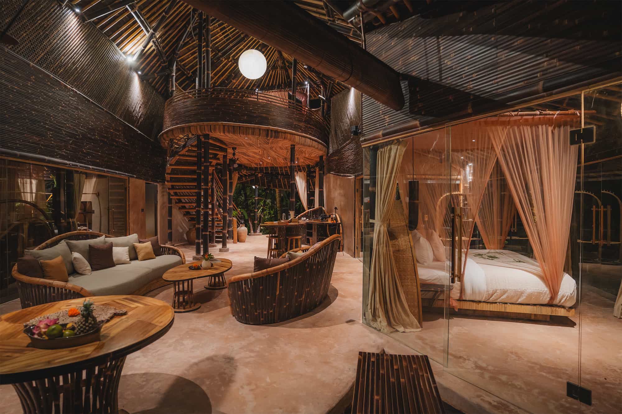 Interiores com iluminação intimista e marcenaria em bambu