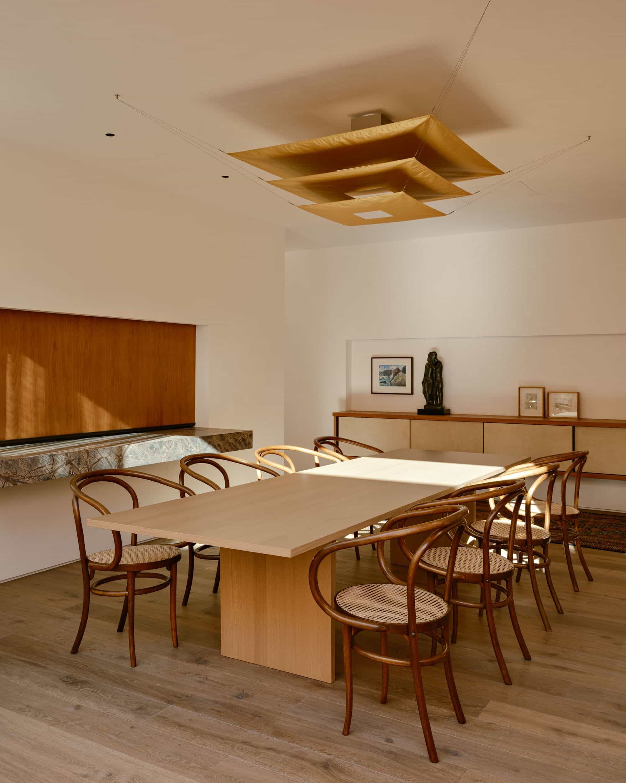 Sala de jantar com mesa em madeira e cadeiras de design