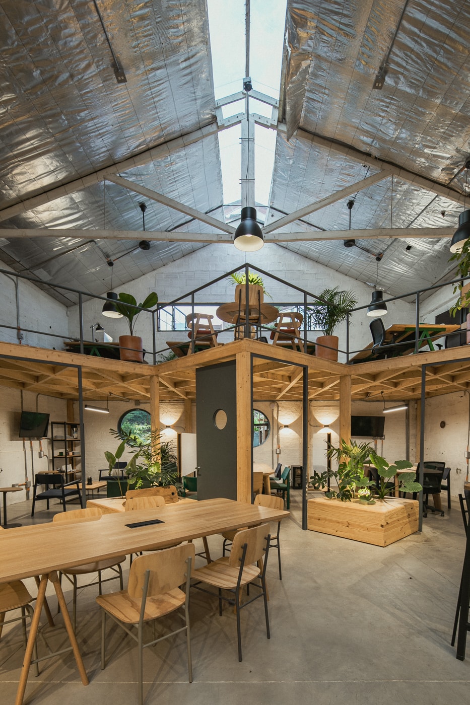 Área central do Armazém Comunitário com mezanino em madeira e cafeteria