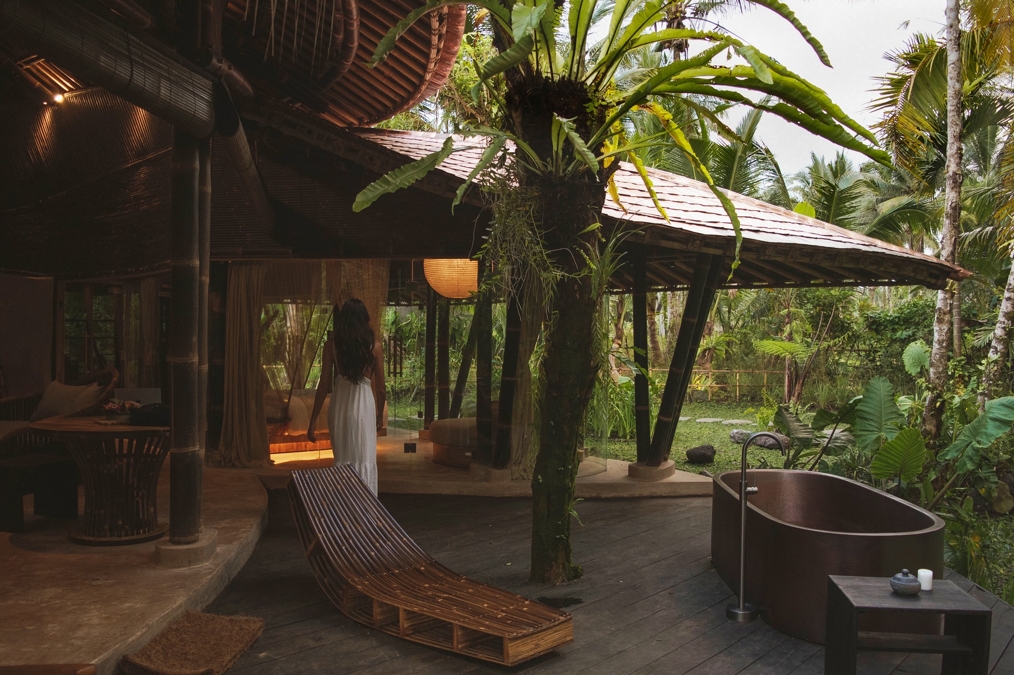 Detalhes construtivos dos encaixes de bambu e acabamento mineral