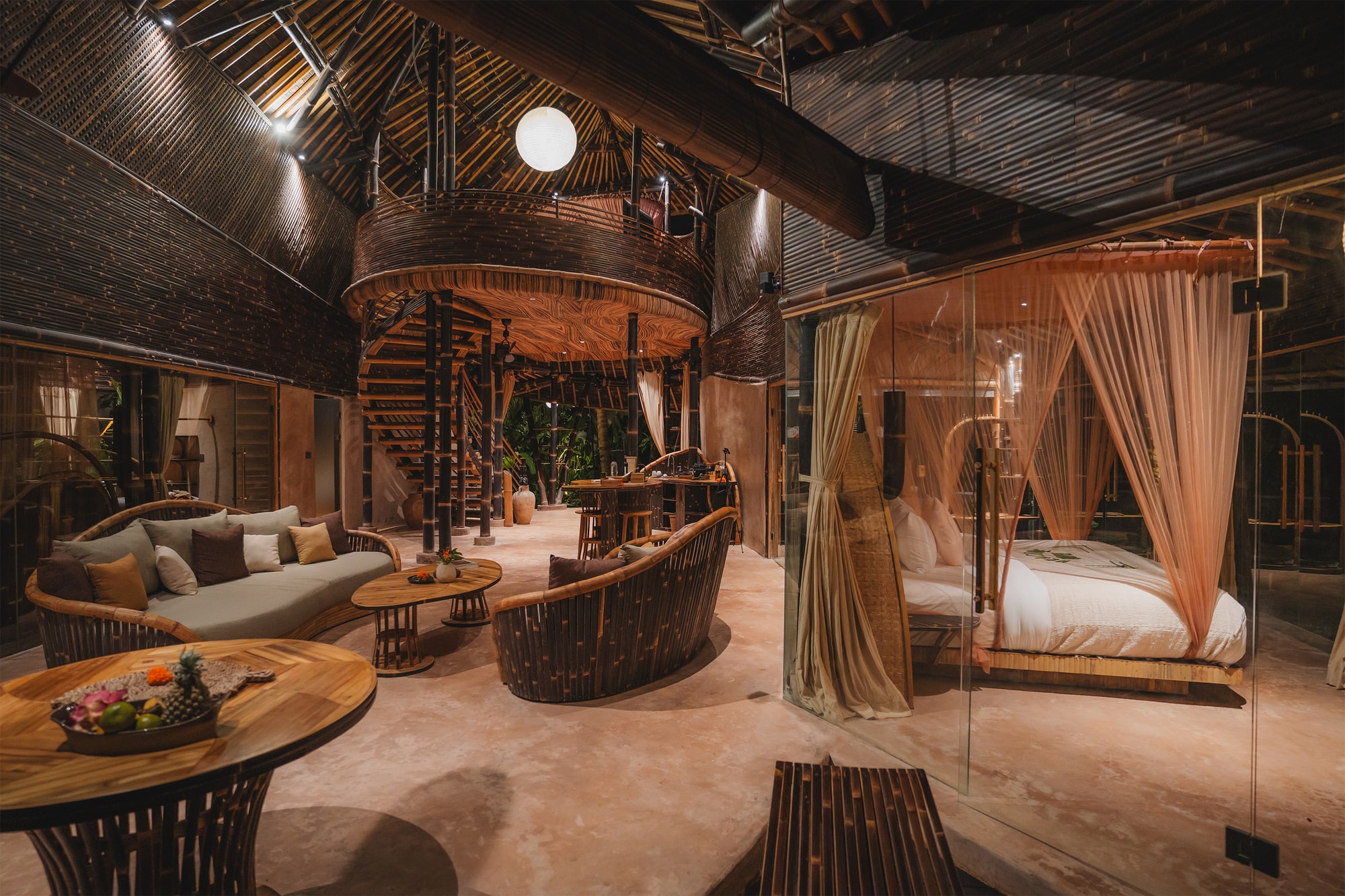 Interiores com iluminação intimista e marcenaria em bambu