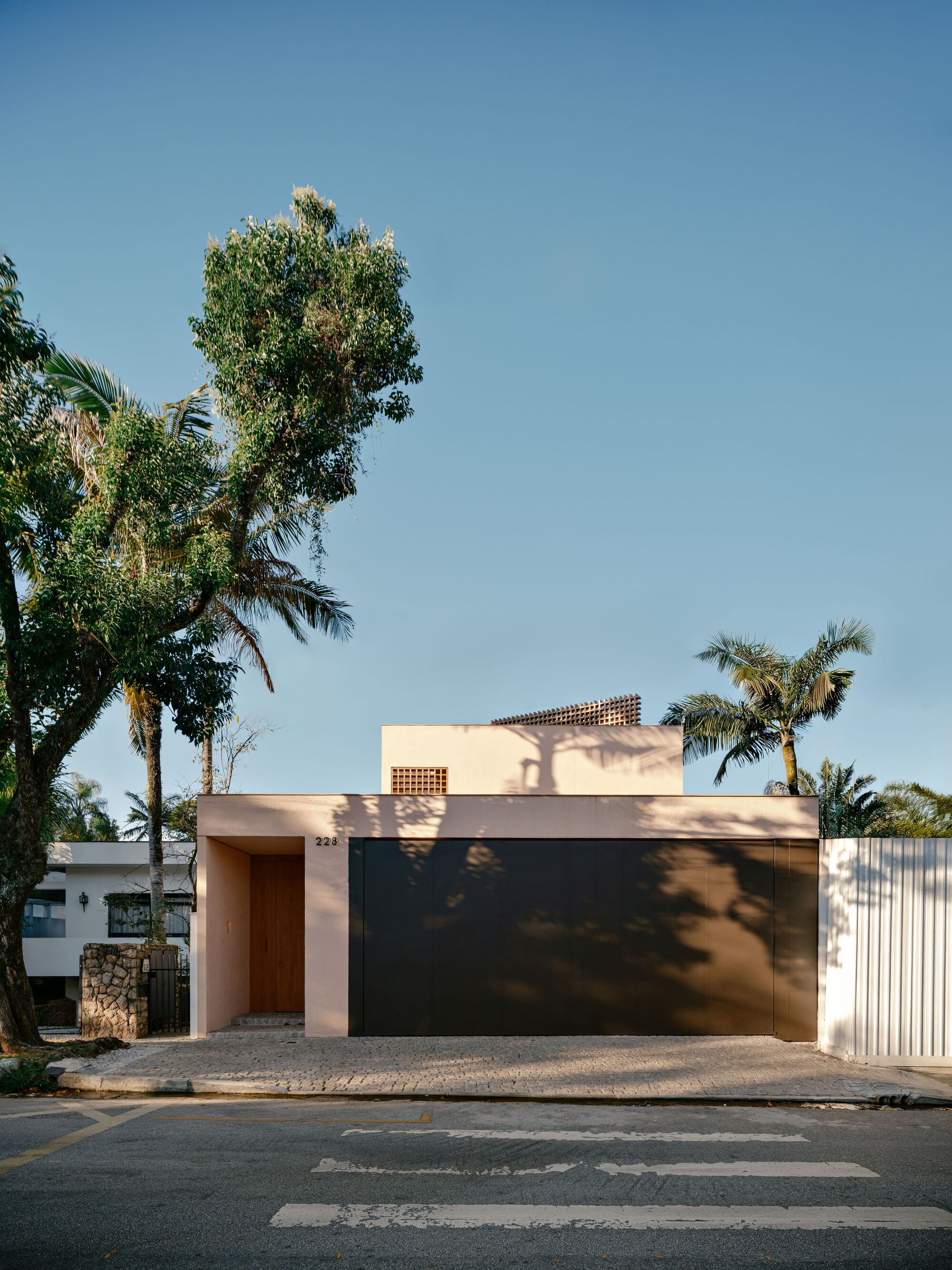 Vista externa da Casa Praça e integração entre blocos e pátios